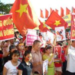 Lòng yêu nước có bị kích động, lợi dụng không?