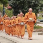 Chăm lo Phật sự hay nuôi tăng béo núc?