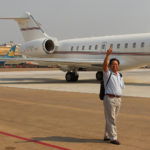 Chả lẽ cầm tay chỉ việc cho hàng không?