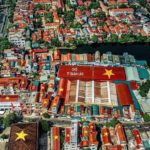 “Nhà bán sơn kia giở giói ra…”