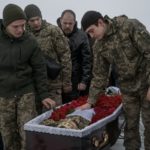 Dòng sông tắm máu binh lính Ukraine