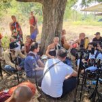 Những chiếc mặt nạ đang rơi xuống