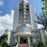 Lên hình cười nụ, xuống đèn khóc thầm!