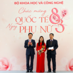 Những lời khen như dây trói vô hình