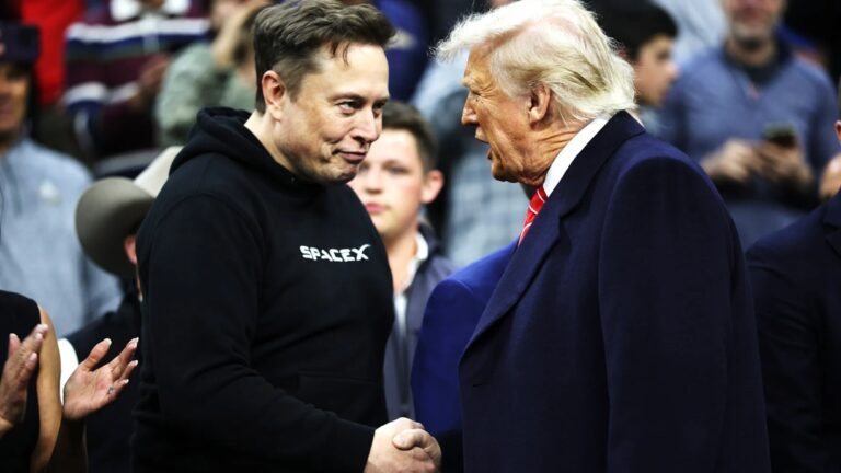 Xung đột giữa Trump và Musk: “Cả hai đều mắc kẹt trong một thế ôm chặt chết người” Xung đột giữa Trump và Musk: “Cả hai đều mắc kẹt trong một thế ôm chặt chết người”