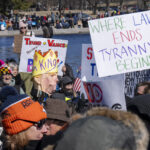 Các cuộc biểu tình ‘Ngày Không Vua’ phản đối Trump được lên kế hoạch trên toàn quốc, trùng với cuộc diễn hành quân sự