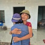 Bà Bùi Thị Nối được ra tù sớm, bị khiêng ra khỏi nhà tù