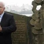 Đề nghị Hà Nội thay bức phù điêu John McCain bằng điêu khắc đá