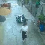 Vụ cán bộ văn phòng Đảng ủy phường Bình Hòa xô ngã xe shipper, xử lý sao đây?