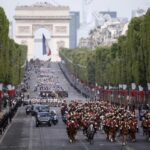 Hai cánh chim nước Pháp trên bầu trời Paris