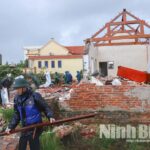 Nghĩ vụn trong ngày mưa bão