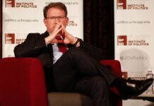 “Một nhà cách mạng đối đầu với một người phản động”