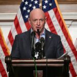 Thượng nghị sĩ Mark Kelly: Nền dân chủ Mỹ không thể được vận hành bằng sự đe dọa