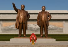 Ba siêu cường tượng đài và những động lực sùng bái phía sau