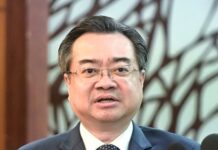 Cho nên chúng nó lại làm quan*