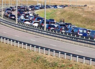 Ukraine tuyên bố đốt cháy ba tàu quân sự Nga tại Kerch, đoàn xe rời Crimea kéo dài 15 km