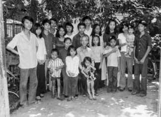 Đứa bé 17 tháng tuổi trên chiếc ghe vượt biên 45 năm trước