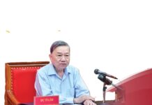 “Vươn mình” hay thu mình?