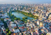 Du khách Tây sang Việt Nam để xem cái gì?